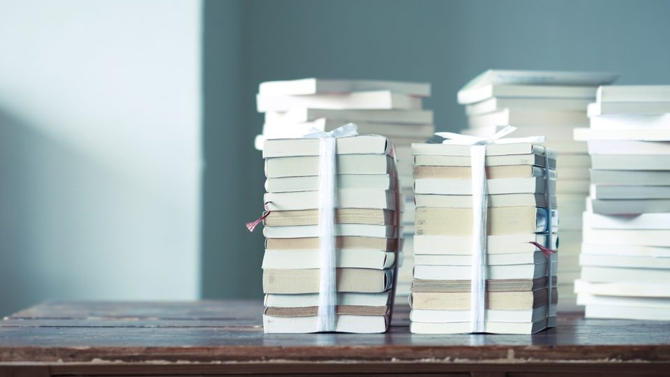 本の片付け・整理整頓方法｜捨てるか捨てないかの判断基準を紹介！ | 暮らしに役立つポイ活＆お得情報サイト - ハピ得マガジン