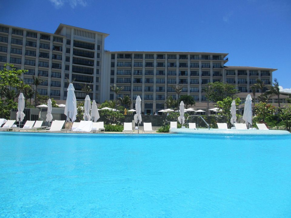 沖縄　インフィニティプールのあるホテル　ハレクラニ