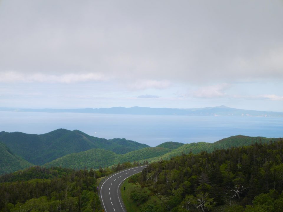 知床峠を通る道からの景色