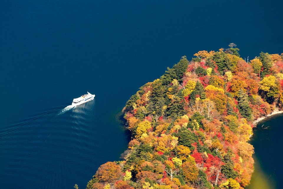 中禅寺湖に浮かぶ八丁出島の紅葉と遊覧船