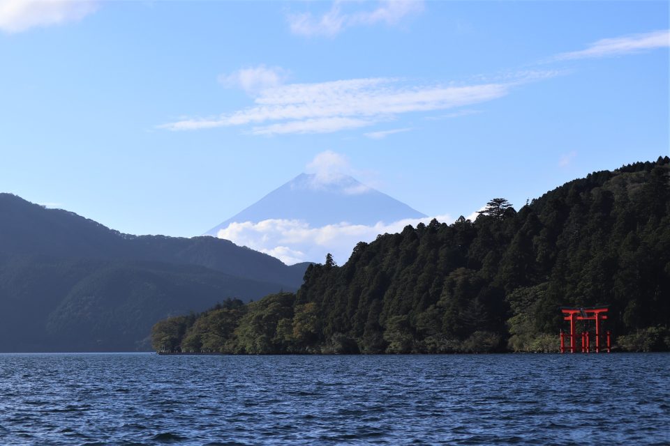 元箱根港から見る芦ノ湖と富士山と平和の鳥居