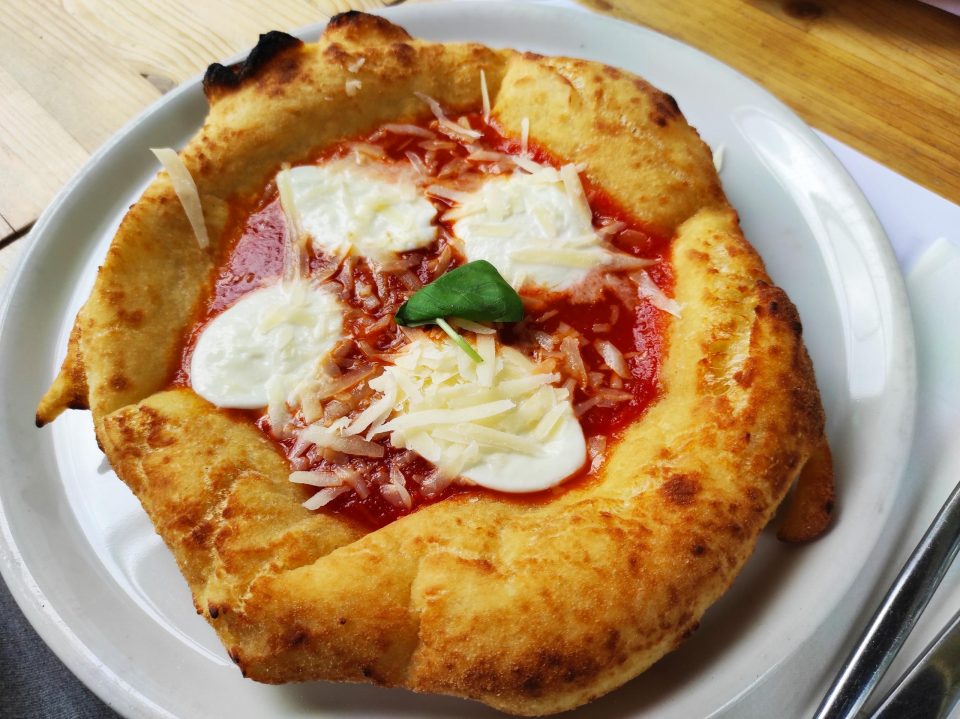 ナポリの揚げピザ「モンタナーラ」