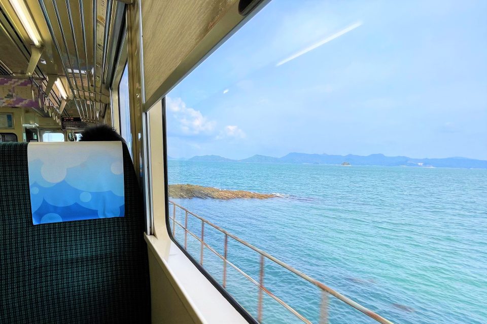 列車の車窓、海