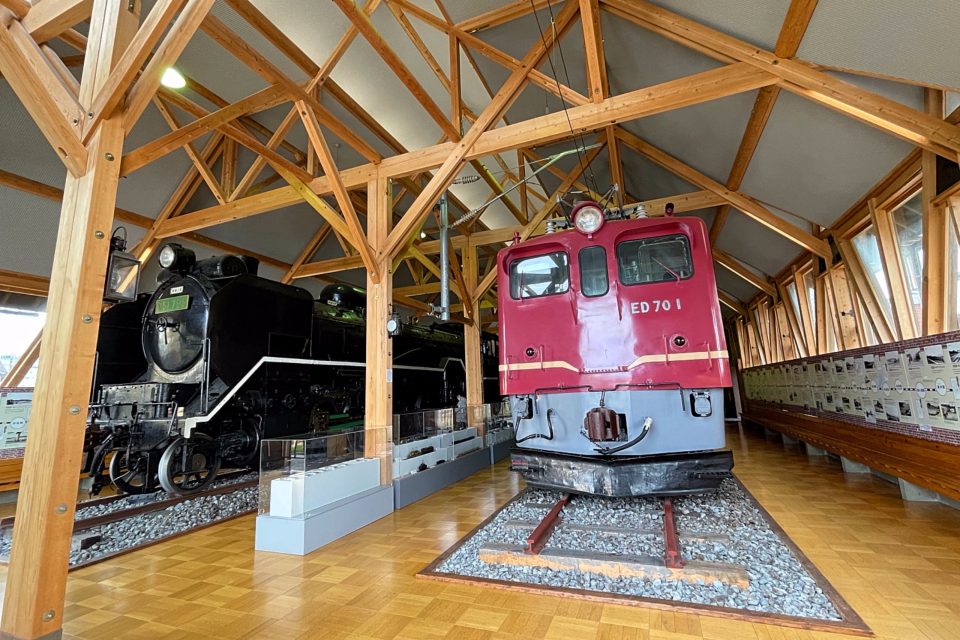 D51形793号蒸気機関車とED70形交流電気機関車