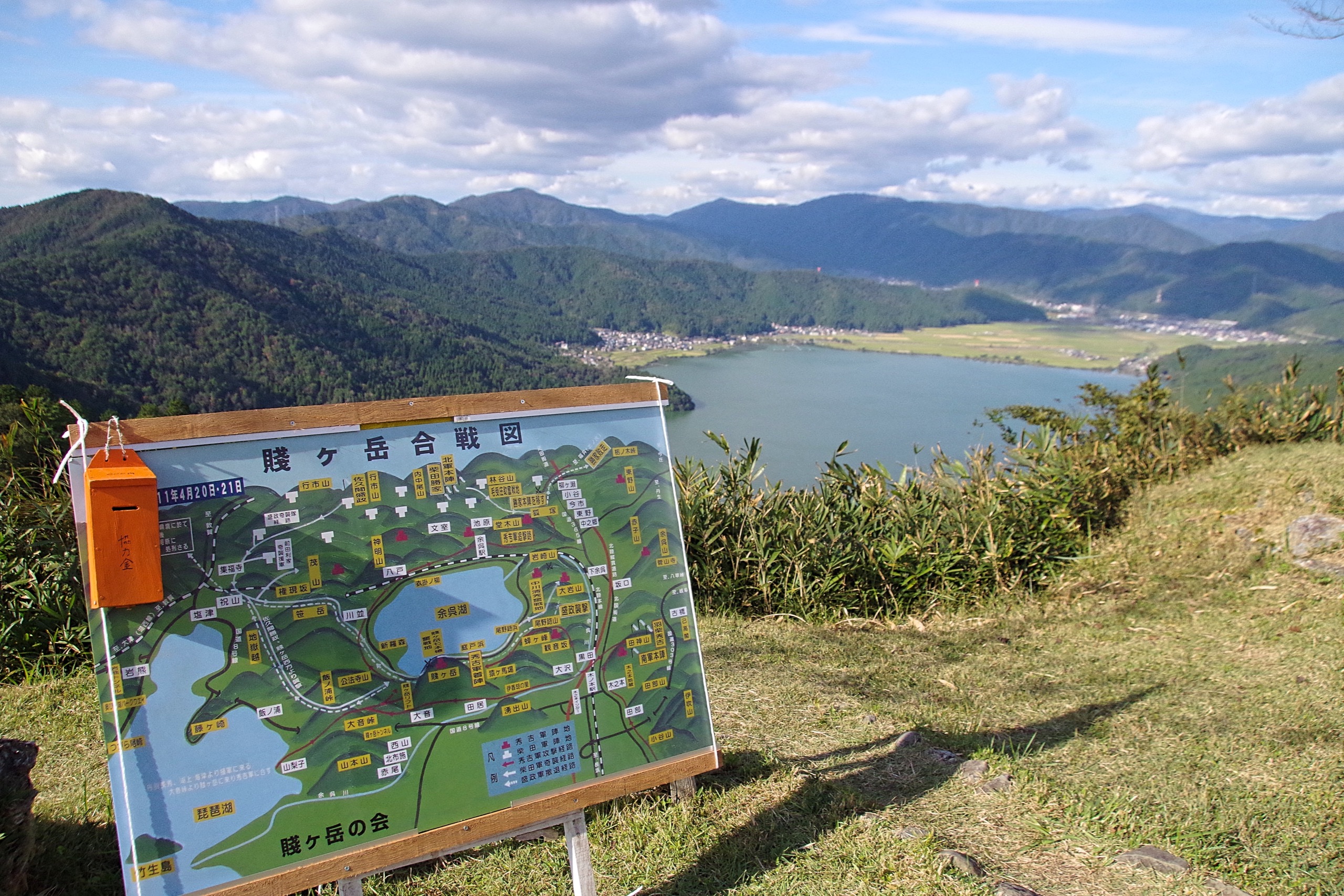 余呉湖を見下ろす場所には、賤ヶ岳合戦図があります。