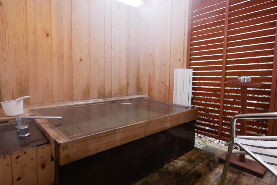 ペンションポコアポコ本館の部屋付き露天の檜風呂