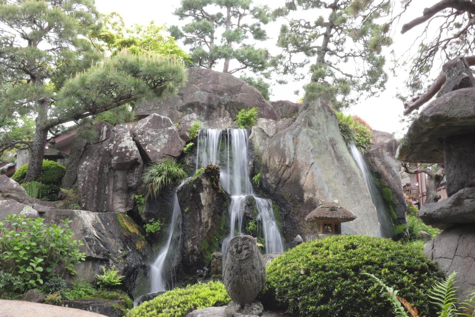 銘石の宿かげつの庭園の滝