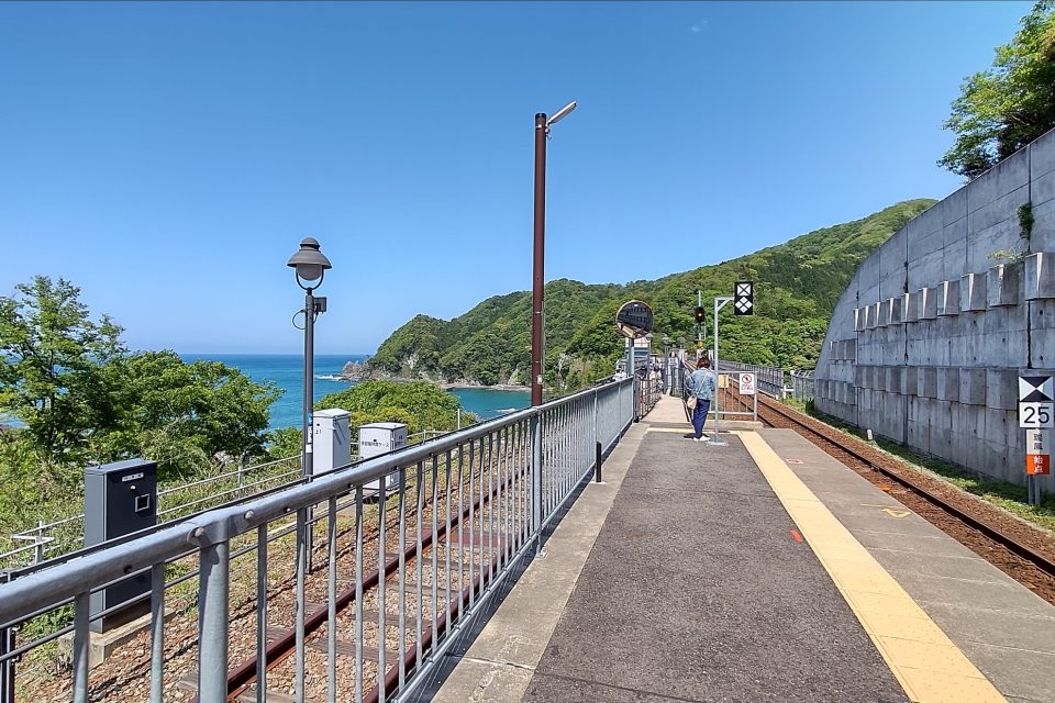 兵庫県美方郡香美町にある高さ41mの余部鉄橋とJR餘部駅