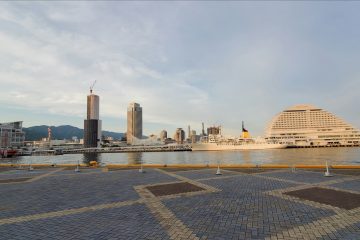 ハーバーランドから見る神戸港とメリケンパーク（神戸ポートタワーは現在リニューアル工事中）