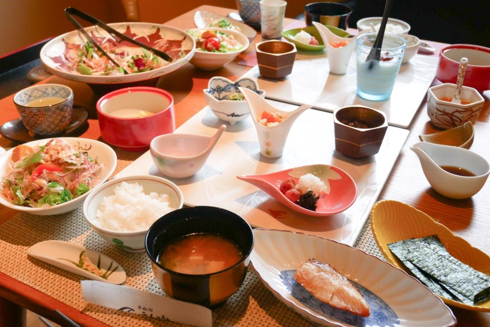 基本の朝食は、共通のおかずの他に、雪セット・月セット・花セットから好きなセットをチョイス