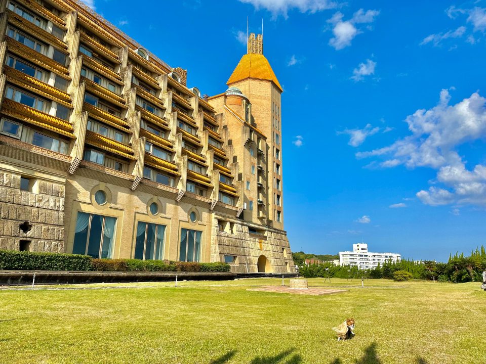 ホテル川久宿泊記・南紀白浜の海に浮かぶ宮殿は犬と一緒に宿泊できる！
